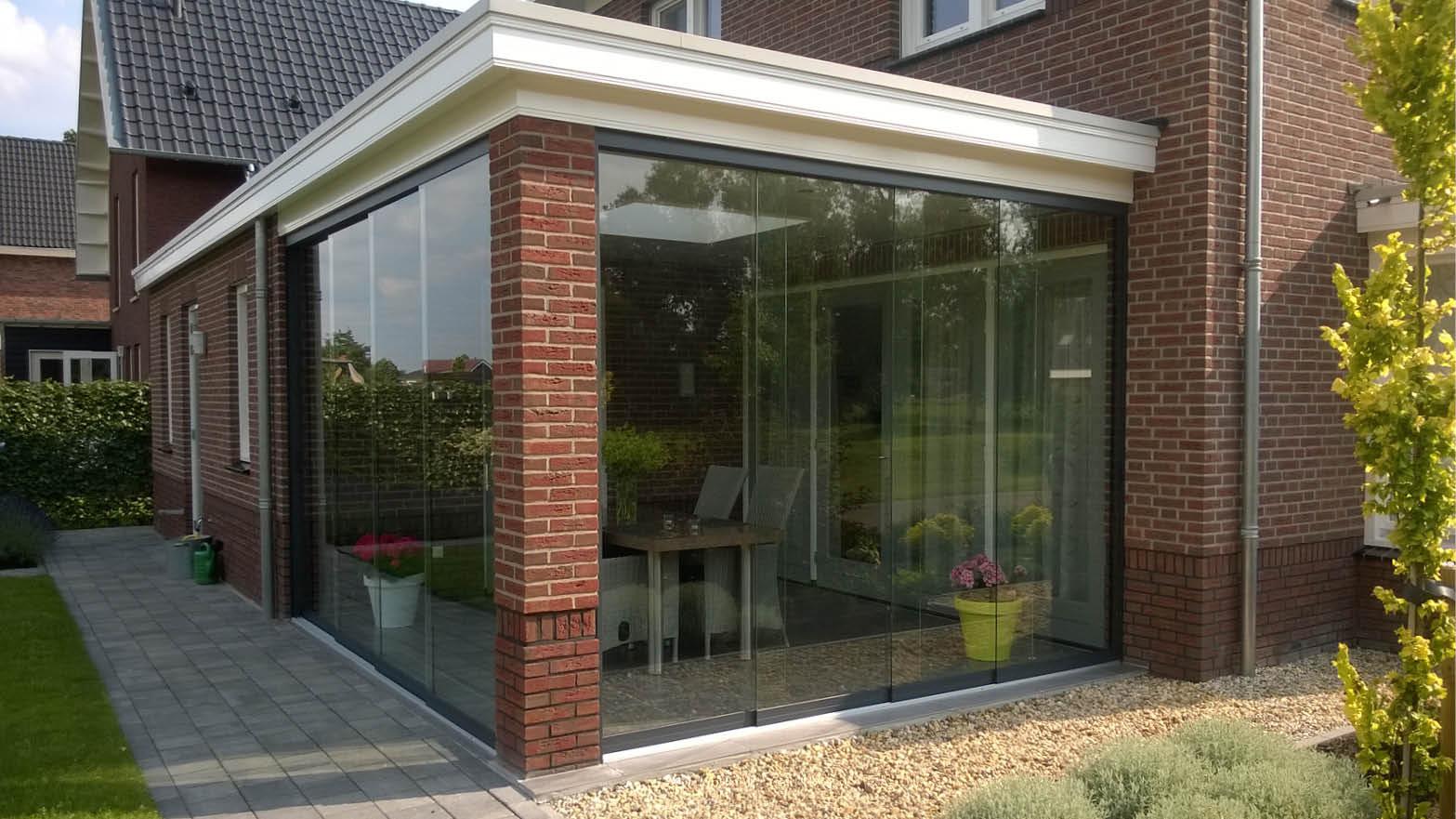 Terrasenüberdachumg mit Glasschiebewänden und Shading Panels Terrasenüberdachumg mit Glasschiebewänden und Shading Panels